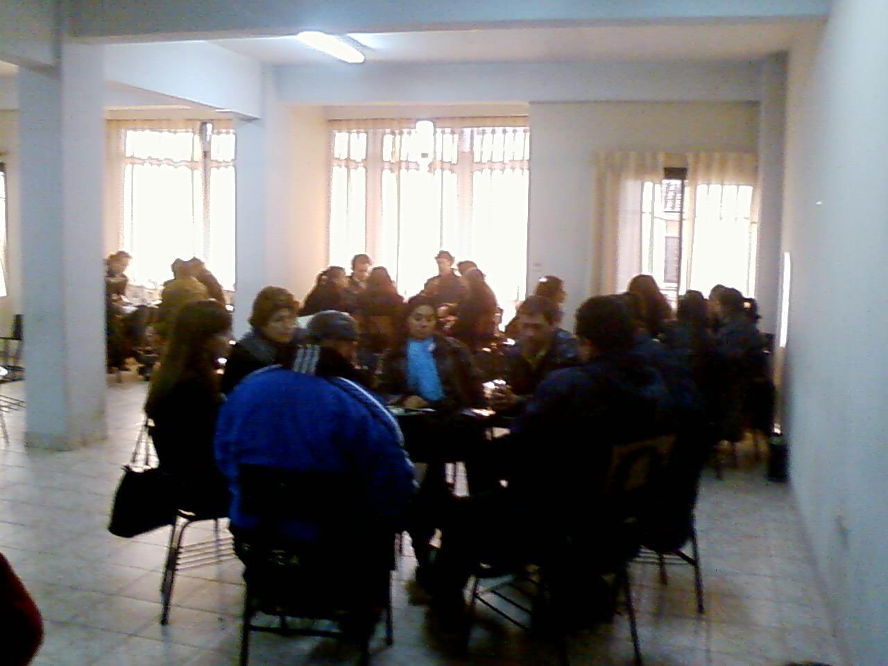 A group of people sitting around a table, emphasizing the importance of Valores Familiares.