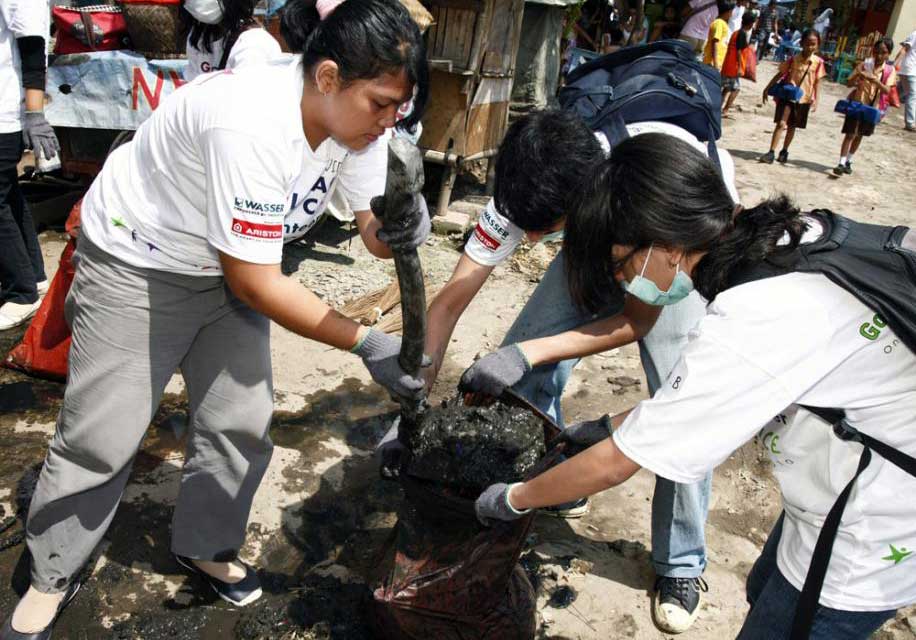 Global Peace Volunteers held service projects right before the Global Peace Festival 2010 Southeast Asia.