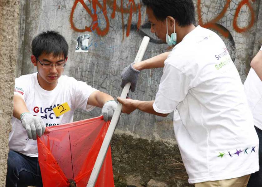 Global Youth Volunteers hold service projects right before the Global Peace Festival 2010 Southeast Asia in Jakarta, Indonesia.