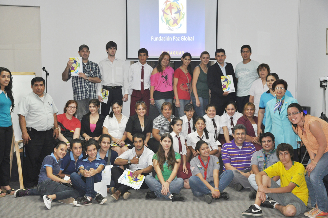 A group of taller people posing for a picture during a Voluntariado Juvenil activity, creating a formativo experience.