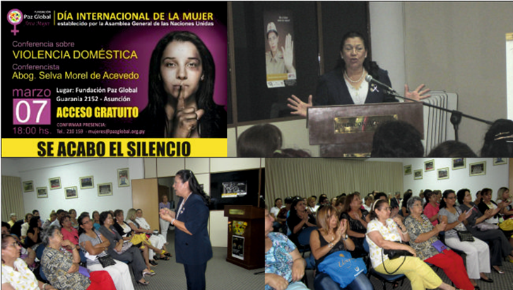 Una mujer habla en una conferencia sobre la violencia doméstica a un grupo de personas en un área designada para mujeres.