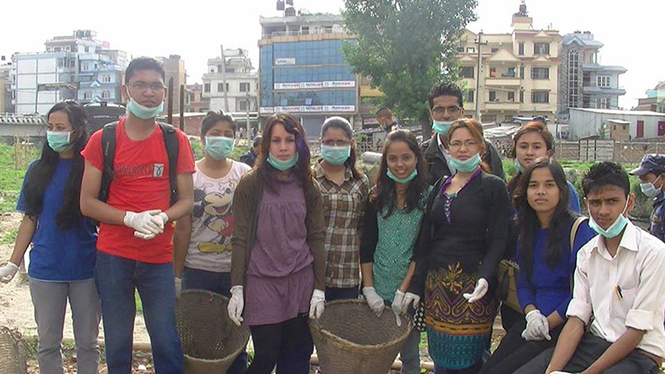 A group shot of volunteers at the Bagmati River.