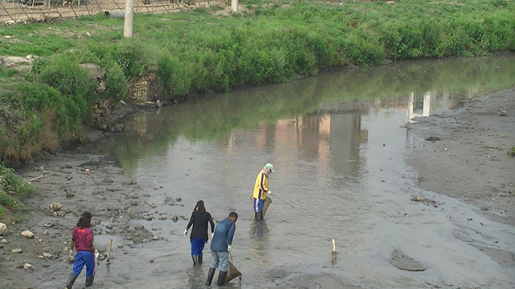 Global Peace Foundation volunteers clean the Bagmati River.