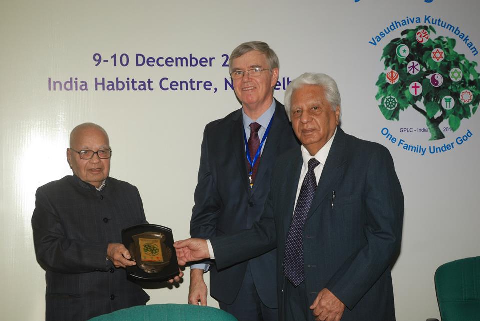 Ambassador Jain accepts recognition for his contribution to peacebuilding.