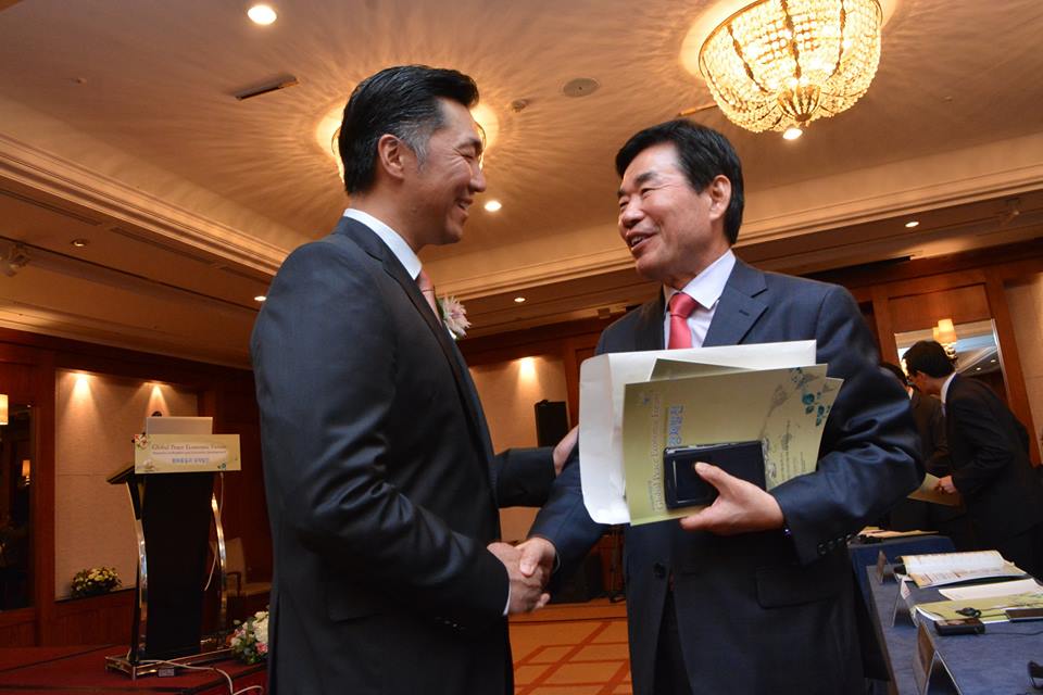 Chairman Hyun Jin Moon greets Kim, Jinpyo, former Deputy Prime Minister of Strategy and Finance.