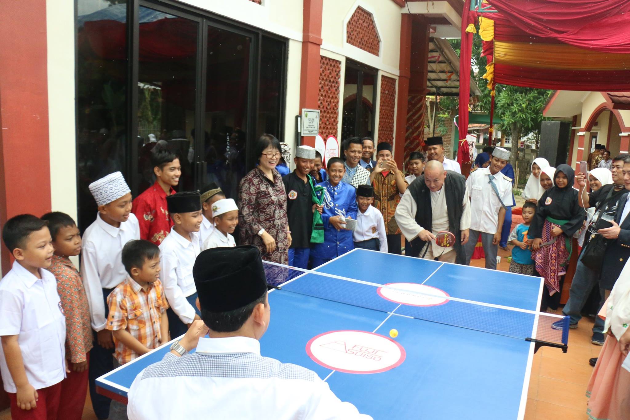 CEO Kawabata plays ping pong with students