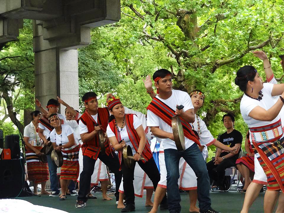 filipinos-dancing