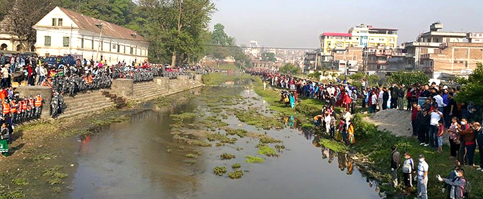 Volunteers line up on the Bagmati River bank