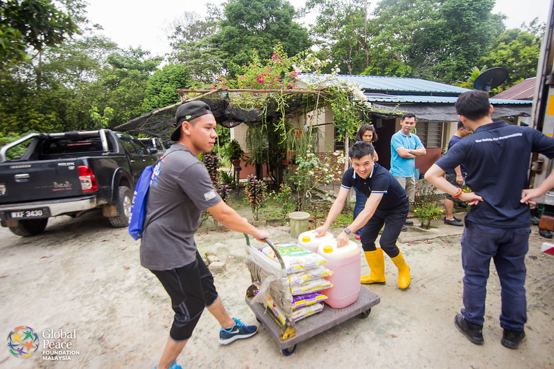 Volunteers set up clean water for families in Malaysia