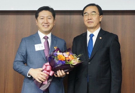 Mr. Inteck Seo (left) receives award from the Ministry of Unification in Korea