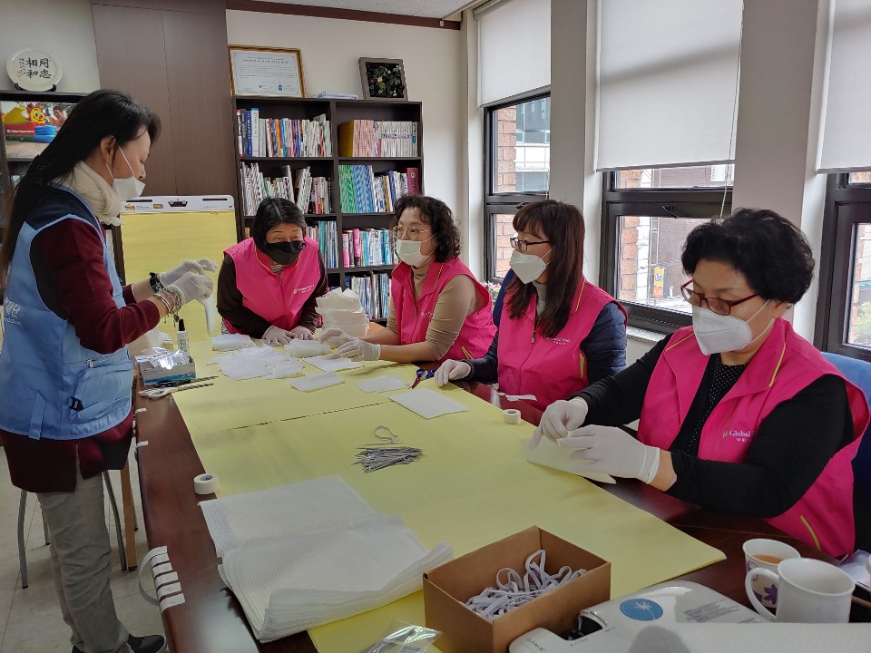 GPW in Seoul making hand-made masks
