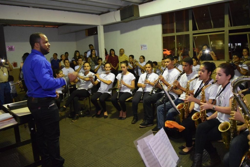Students and band director, Mr. Edenivan de Deus Santana, during a LEAM rehearsal