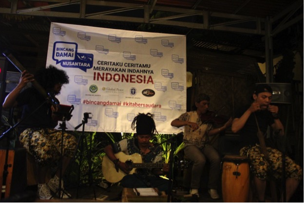 Musicians perform traditional songs for the Indonesia peace talks