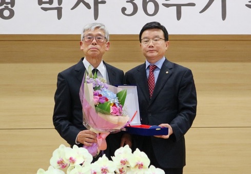 Mr. Suk-hong Kim presents the Free Democracy Award to Dr. Chan Il Ahn (right)
