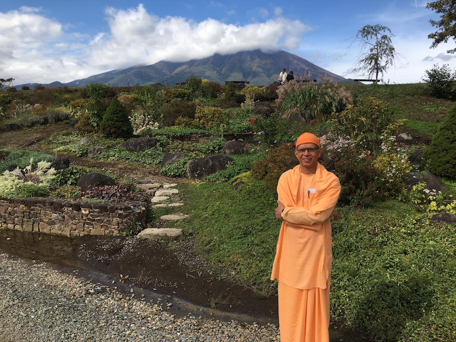Swami Shantatmananda visits Japanese gardens