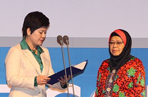 Hon. Young Sun-Song(left) presents the 2011 Family Award to Tan Sri Zaleha Ismail of Malaysia at GPC 2011 at the Global Peace Awards in Seoul, Korea.