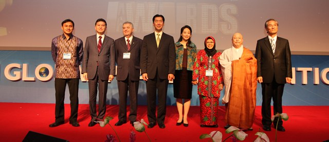 Global Peace Foundation Chairman, Dr. Hyun Jin Moon, and Mrs. Jun Sook Moon with the 2011 Global Peace Award winners at 2011 GPC.
