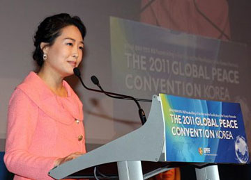 Dr. Jun Sook Moon addresses convention delegates at the launch of Global Peace Women in Seoul, Korea.