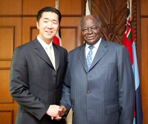 Global Peace Foundation Chairman Hyun Jin Moon meets Kenyan President Mwai Kibaki in 2010.