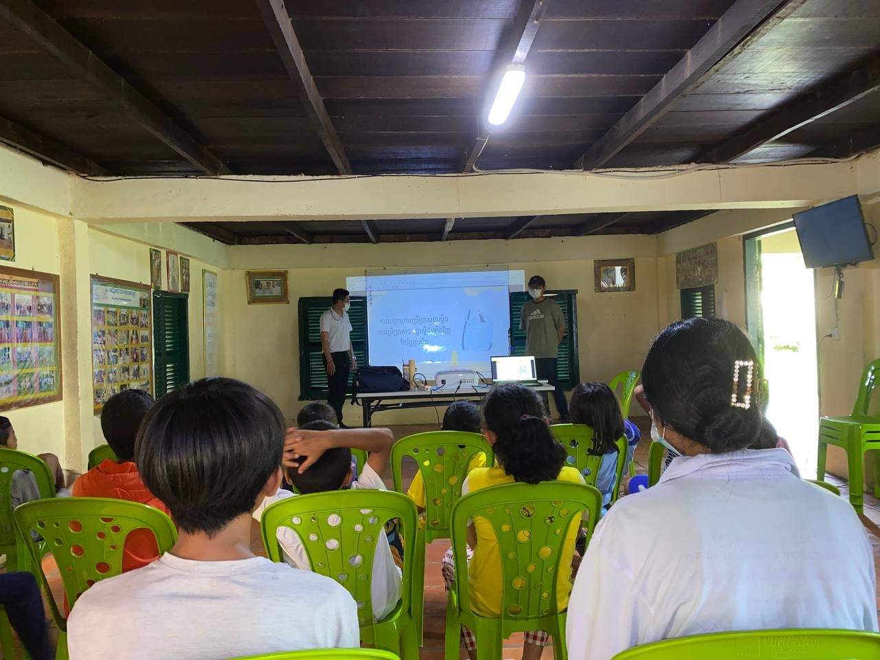 Cambodia Volunteers teach on the Environment