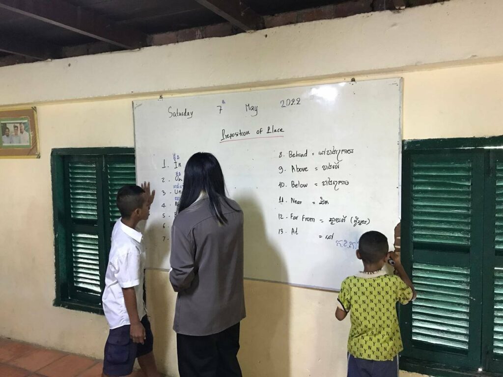 Cambodia Volunteers teach English