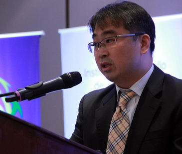 Jun-Seog speaks at Paraguay-Korea Symposium