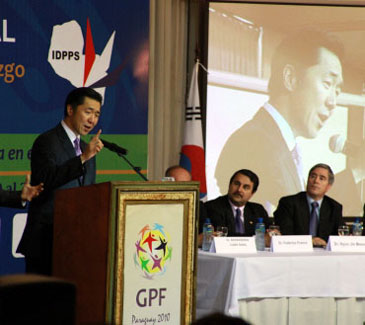 dr.-hyun-jin-moon-speaks-at-global-peace-leadership conference-paraguay