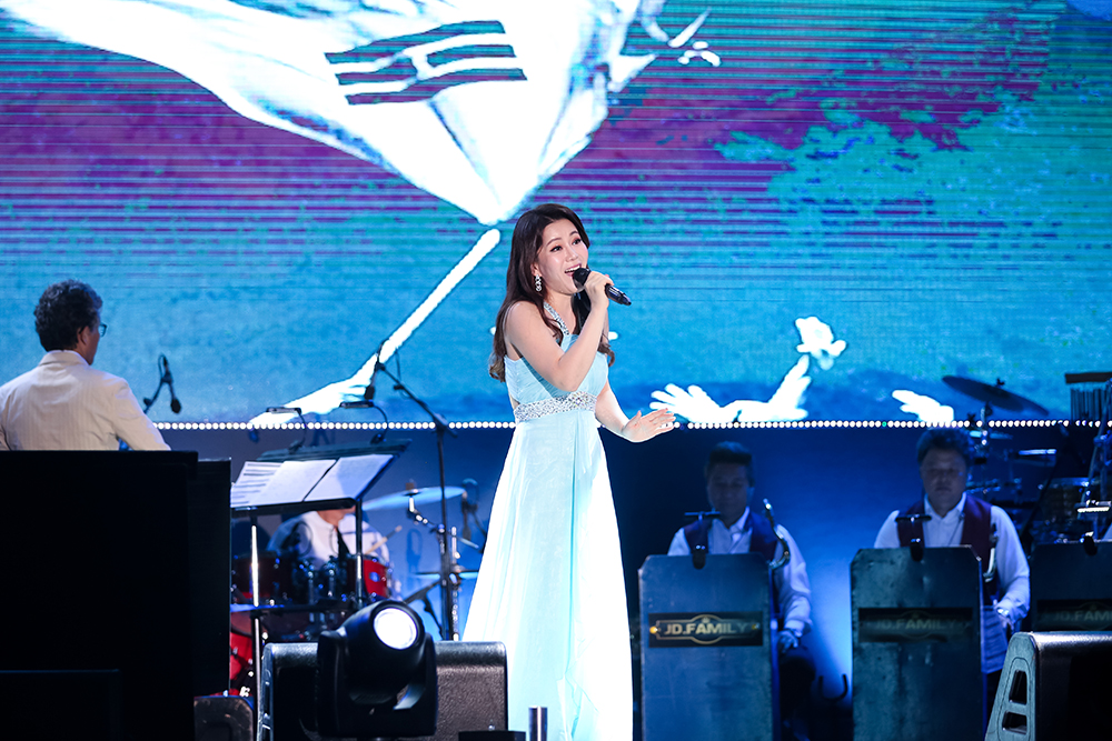 The Saprano, Myung Sung-hwee, sings the Korean national anthem