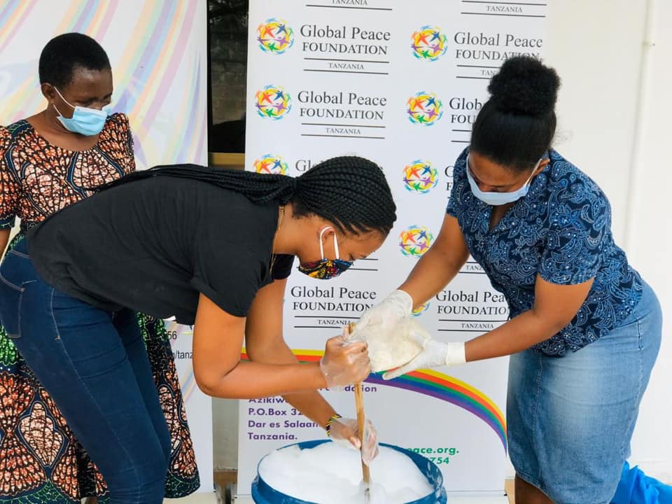Tanzania volunteers make soap