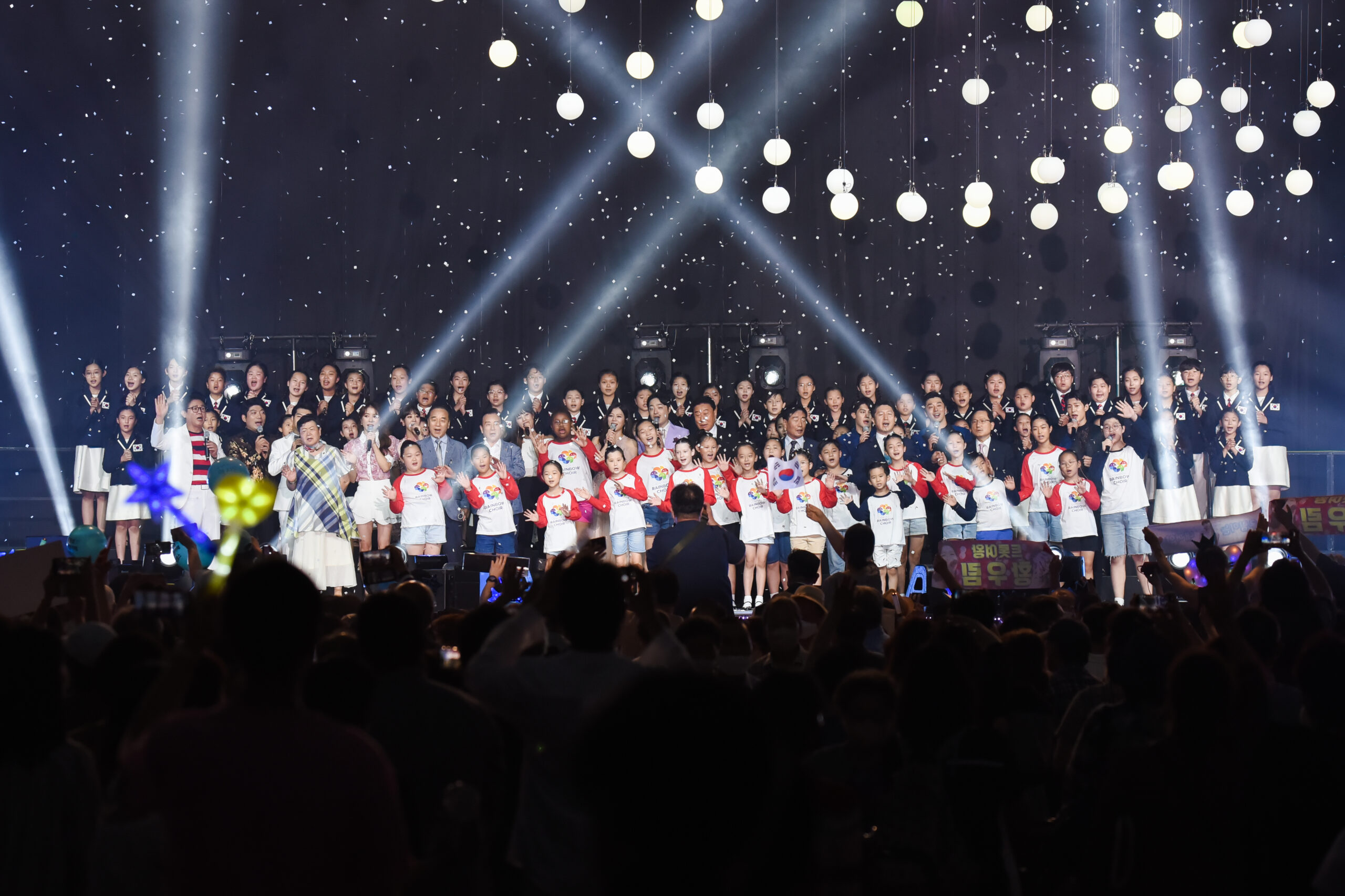 All Performers and Audience Sing Heartfelt Finale for Reunification of Korea