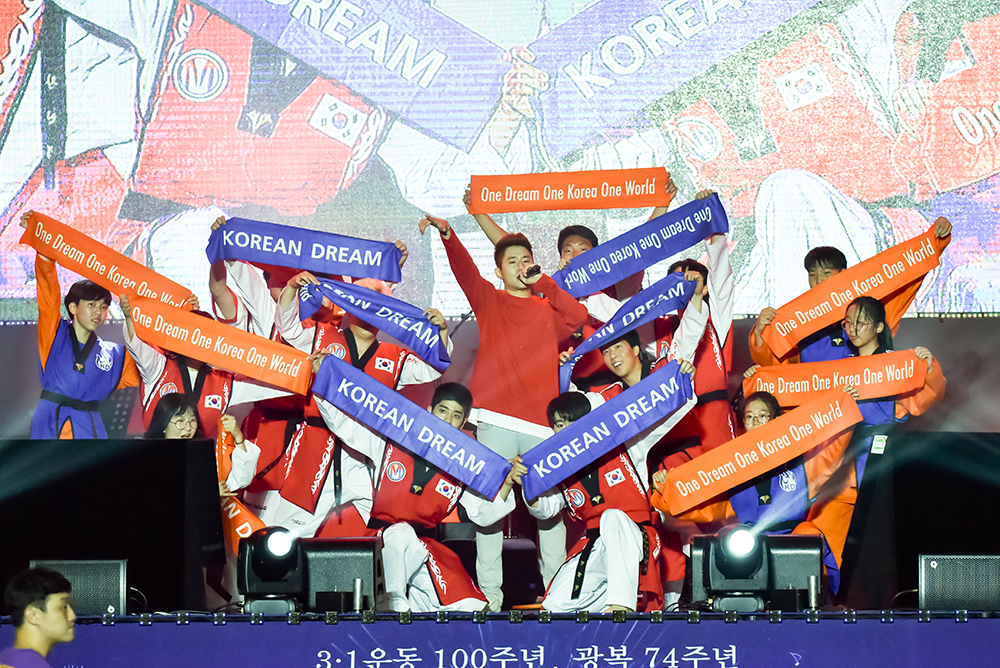 A Taekwon Do group called the Red Warriors joined by a B-boy team called the M.B Crew, performed in support to the Korean Dream.