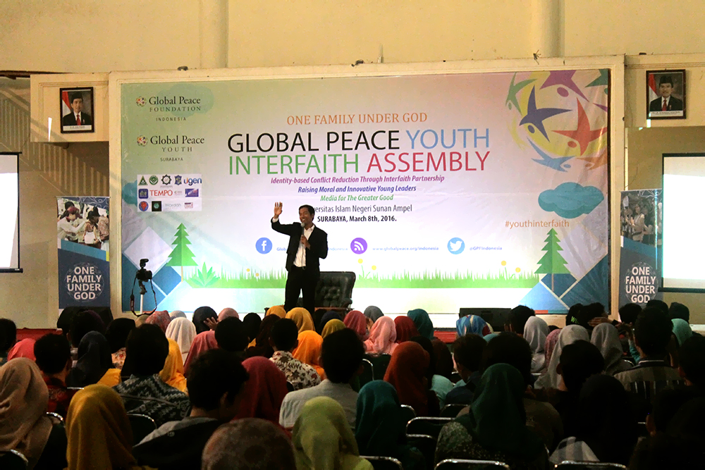 Febryan Kiswanto, Manager of “Gerakan Melukis Harapan Surabaya Indonesia”, speaking at Global Peace Youth Interfaith Assembly