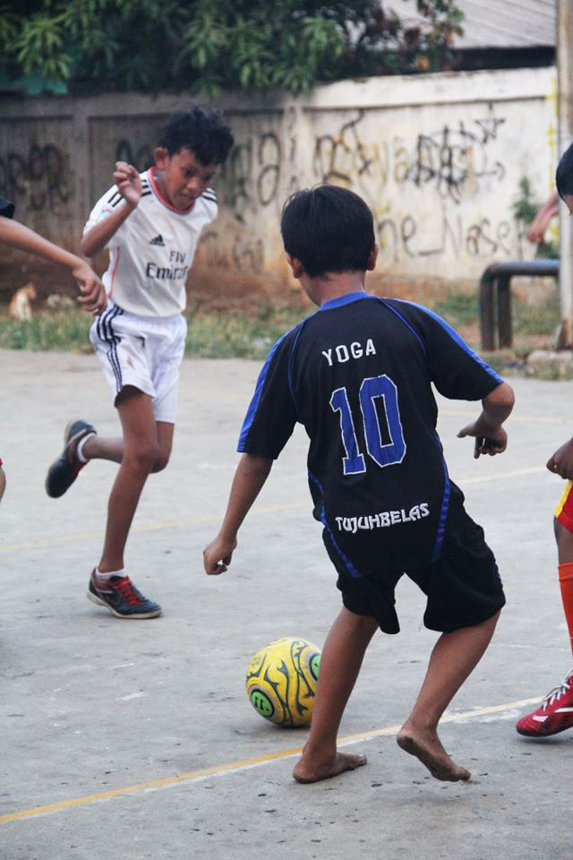 Children play futbal at Life Park Project