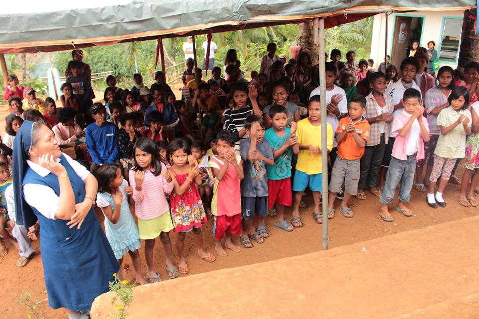 Local children at Sitio Pureg welcome the international team with song