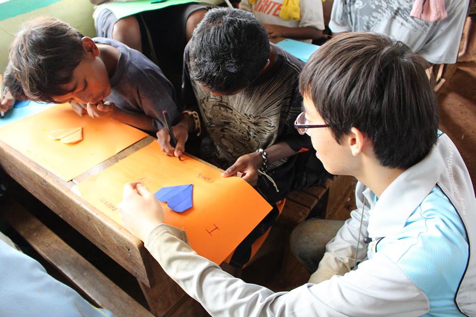 Yoshitaka Goto assist local elementary students