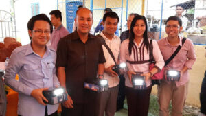 H.E. Hun and members of the Global Peace Foundation with solar lamps.
