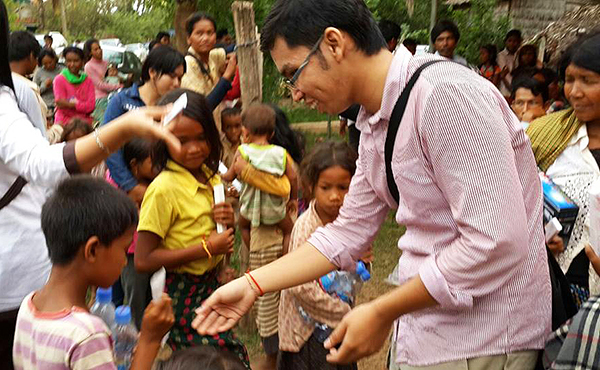 Global Peace Youth Cambodia member plays an ice-breaker with village children.