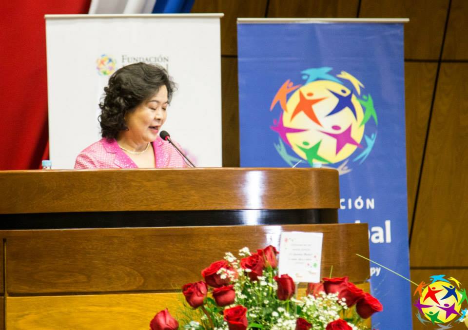 Mrs. Cristina Field, regional representative delivers welcoming remarks to attendees of the 7th annual "Living for the Sake of Others" awards. Global Peace Foundation Paraguay