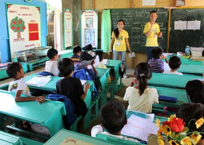8th Global Youth Exchange participants interact with elementary students.