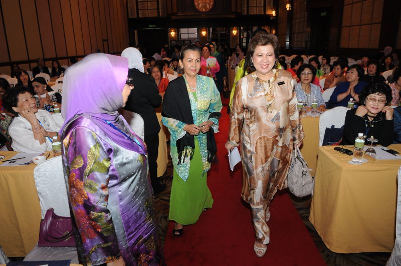 YABhg. Puan Sri Datin Noorainee Abdul Rahman, wife of the Right Honorable Deputy Prime Minister of Malaysia, was the guest of honor.