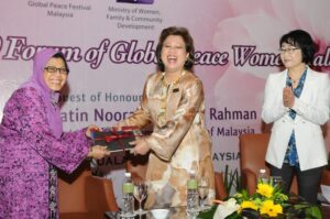 Dr. Tan Sri Zaleha, Chairman of GPF-Malaysia presents a gift of appreciation to YABhg. Puan Sri Datin Noorainee Abdul Rahman.