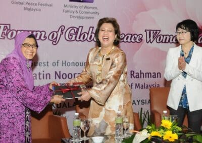 Dr. Tan Sri Zaleha, Chairman of GPF-Malaysia presents a gift of appreciation to YABhg. Puan Sri Datin Noorainee Abdul Rahman.