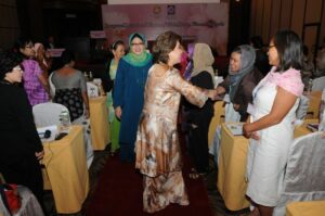 YABhg. Puan Sri Datin Noorainee Abdul Rahman, the guest of honor, greets women participants.