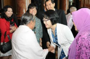 Scretary-General of Global Peace Women, Mrs. Shin Sook Kim greets Mother Mangalam, President and Co-Founder of the Pure LIfe Society (PLS) at the Global Peace Women Inauguration in Malaysia 2012.