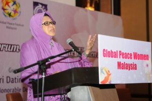 Dr. Tan Sri Zaleha Ismail, Vice President of MUBARAK, President of Malaysian Council for Child Welfare, and Chairman of Global Peace Festival Malaysia, concludes the Global Peace Women Inaugural Launch in Malaysia 2012.