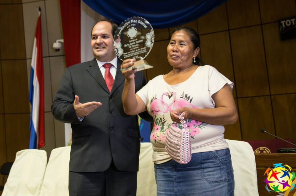 Mari A Juana Guainer De Carema presented awards by current Asuncion Mayor Arnaldo Samaniego, Living for the Sake of Others Awards, Global Peace Foundation - Paraguay