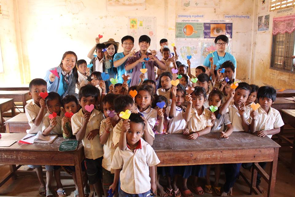 Group photo of GPYE volunteers and school children