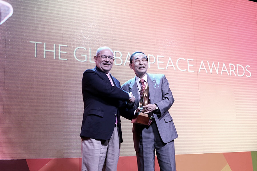 Dr. Óscar Álvarez Araya receives Global Peace Award for Scholarship