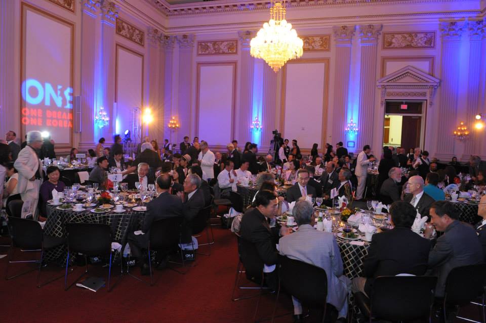 The beautiful Cannon Caucus Room decorated in blue and red for the 1Dream1Korea banquet.