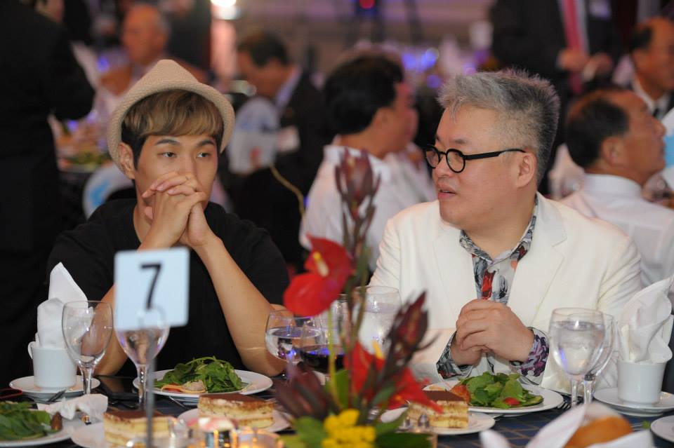 K-pop singer Na YoonKwon and composer Kim Hyung-suk sitting down to dinner.